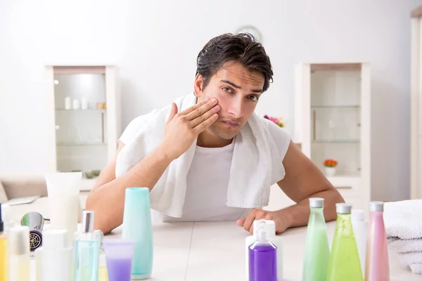 Joven hombre guapo en el baño en concepto de higiene —  Fotos de Stock