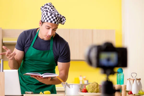 Jovem chef blogger explicando a preparação de alimentos — Fotografia de Stock