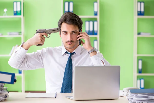Verzweifelter Geschäftsmann denkt im Büro an Selbstmord — Stockfoto