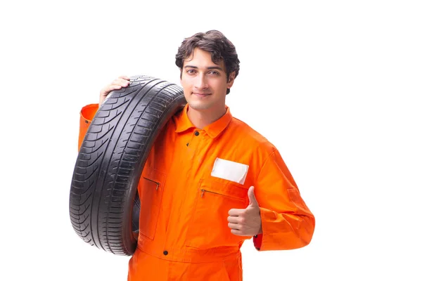 Jeune ouvrier de garage avec pneu isolé sur blanc — Photo