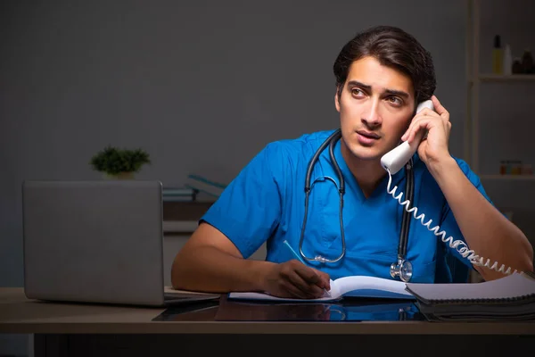 Joven médico guapo trabajando turno de noche en el hospital — Foto de Stock