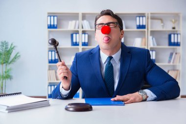 Ofisinde çalışan bir avukat.