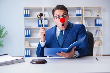 Ofisinde çalışan bir avukat.