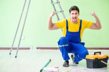 Genç adam evini yeniliyor. 