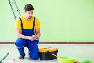 Genç adam evini yeniliyor. 