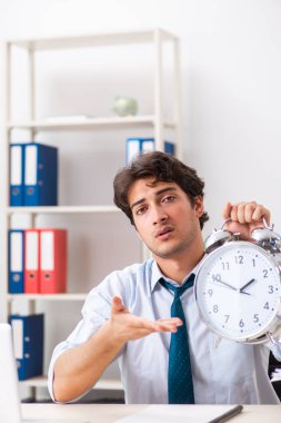 Çok fazla işi ve evrak işi olan yoğun bir çalışan.