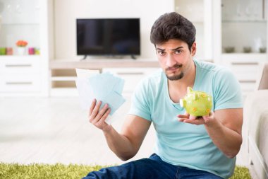 Genç adam kişisel finans ve faturalarla boğuşuyor.