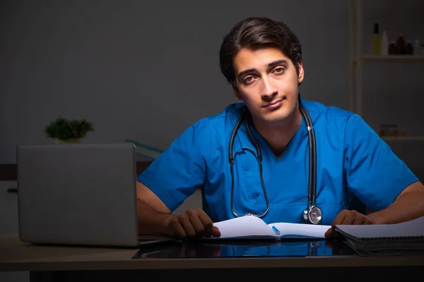 Giovane bel dottore che lavora di notte in ospedale — Foto Stock