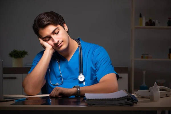 Joven médico guapo trabajando turno de noche en el hospital — Foto de Stock