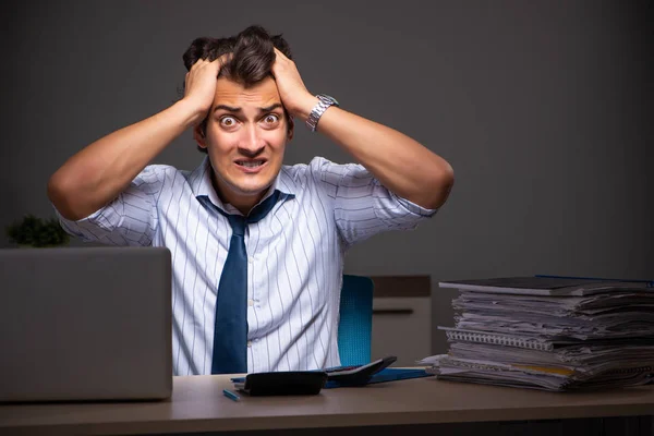 Joven gerente financiero trabajando hasta tarde en la noche en la oficina —  Fotos de Stock