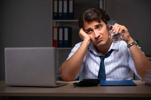 Junger Finanzmanager arbeitet spät abends im Büro — Stockfoto