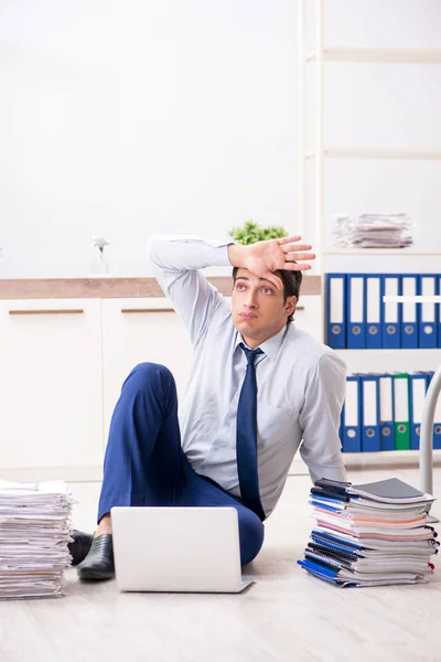 Empleado extremadamente ocupado trabajando en la oficina — Foto de Stock