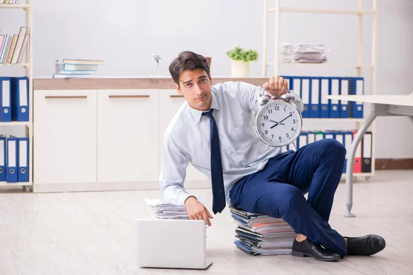 Extreem drukke werknemer die op kantoor werkt — Stockfoto