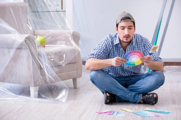 Giovane imprenditore scegliere il colore da arcobaleno — Foto Stock