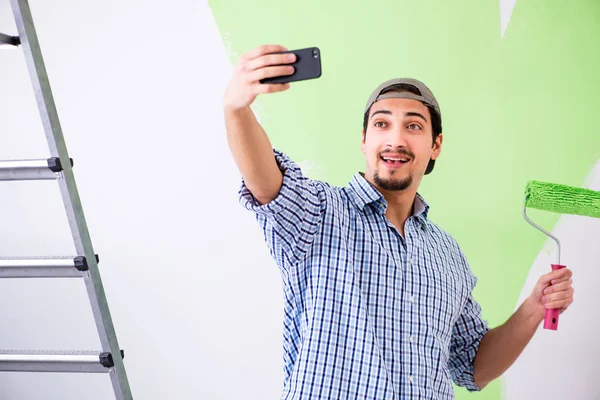 Joven pintor haciendo renovación en casa — Foto de Stock