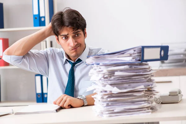 Överbelastad upptagen anställd med för mycket arbete och pappersarbete — Stockfoto