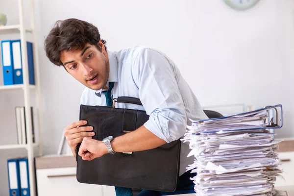 Funcionário ocupado sobrecarregado com muita papelada e trabalho — Fotografia de Stock