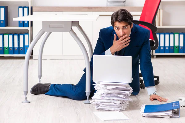 Cansado empresário exausto trabalhando horas extras no escritório — Fotografia de Stock
