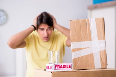 Adam evi taşıyor ve kırılgan eşyalarla taşınıyor.