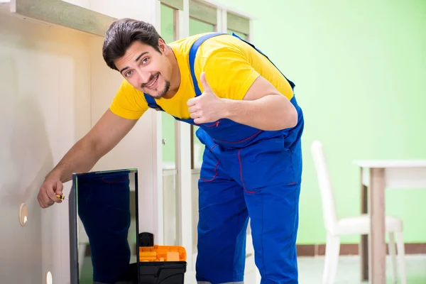 Männlicher Berufssoldat repariert Fernseher zu Hause — Stockfoto