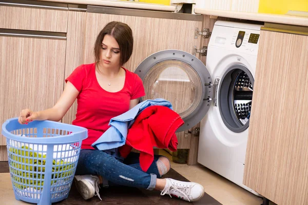 Mulher lavando roupa em casa — Fotografia de Stock