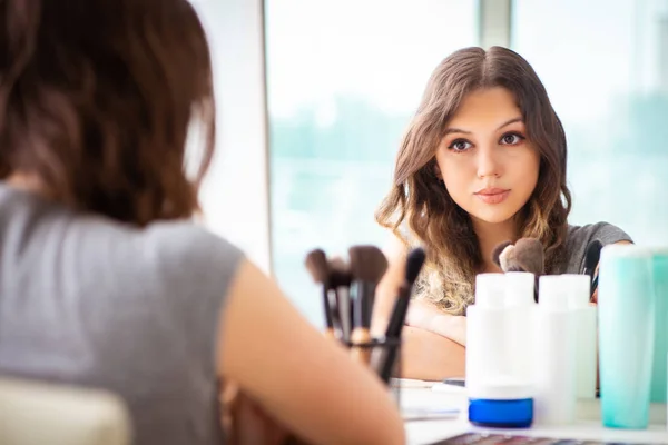 Mujer joven en el salón de belleza — Foto de Stock