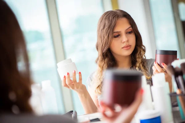 Giovane donna nel salone di bellezza — Foto Stock