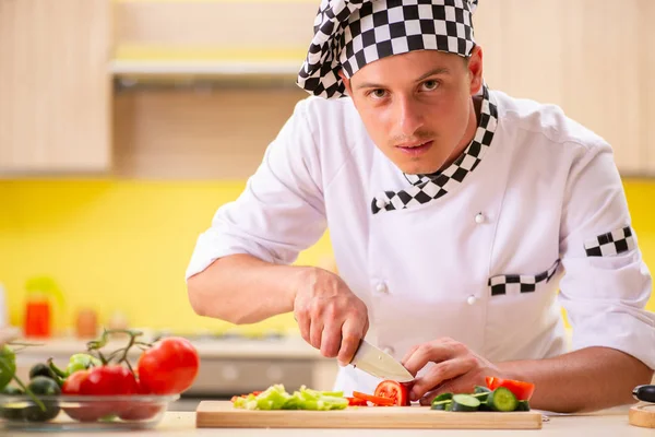 Genç profesyonel aşçı mutfakta salata hazırlıyor. — Stok fotoğraf