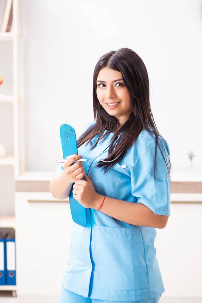 Ung vacker kvinnlig läkare som arbetar på kliniken — Stockfoto