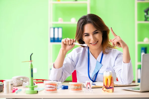 Kvinna tandläkare arbetar på tänder implantat — Stockfoto