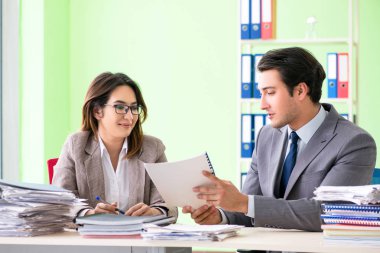 Ofiste çalışan iki meslektaşım.