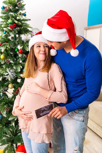 Femme enceinte céleste noël avec mari — Photo