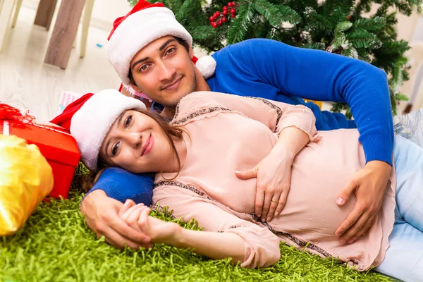 Hamile eş, kocasıyla Noel 'i kutluyor. — Stok fotoğraf