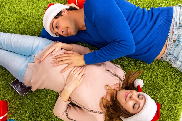 Femme enceinte céleste noël avec mari — Photo