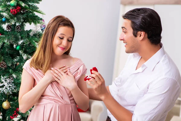 Man making marriage proposal at christmas day — Stock Photo, Image