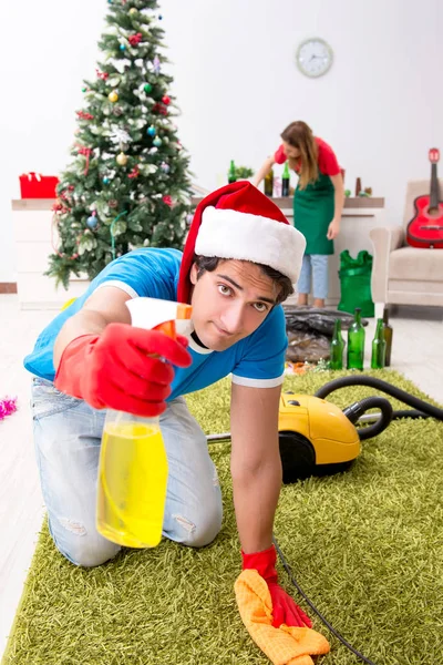 Apartamento de limpieza familiar joven después de la fiesta de Navidad — Foto de Stock