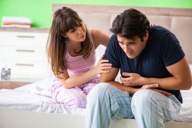 Genç kocanın yatak odasında sağlık sorunları var. 