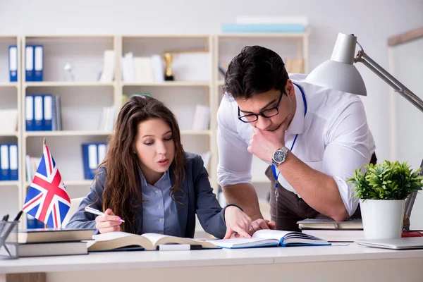 Leraar legt uit aan student op taaltraining — Stockfoto