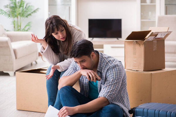 Молодая пара получает уведомление о взыскании