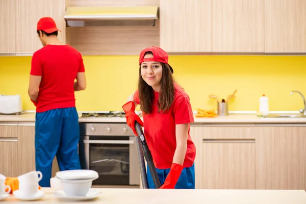 Pulizia appaltatori professionisti che lavorano in cucina — Foto Stock