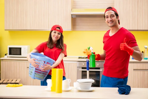 Pulizia appaltatori professionisti che lavorano in cucina — Foto Stock