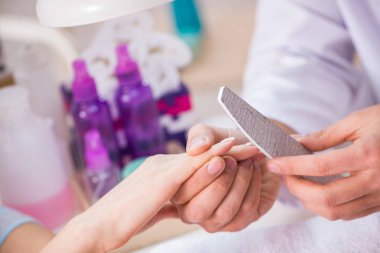 Manikür seansı sırasında eller