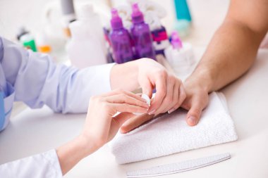 Manikür seansı sırasında eller
