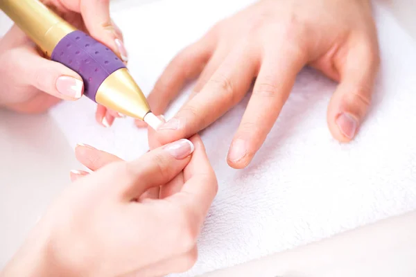 Mãos durante a sessão de cuidados de manicure — Fotografia de Stock