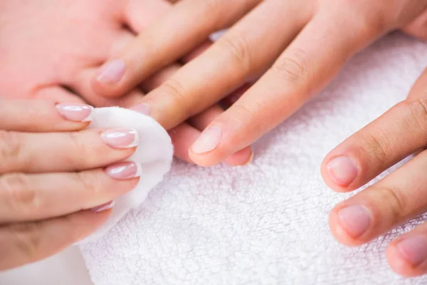 Manos durante la sesión de cuidado de manicura — Foto de Stock