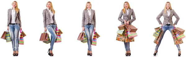 Piękna kobieta z torby na zakupy na białym tle — Zdjęcie stockowe