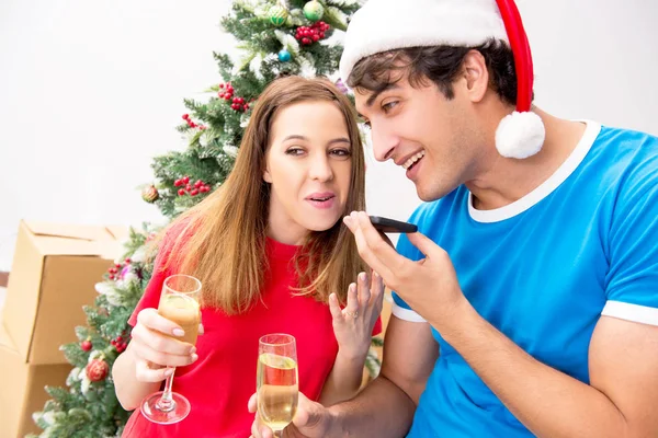 Giovane famiglia che celebra il Natale in una nuova casa — Foto Stock