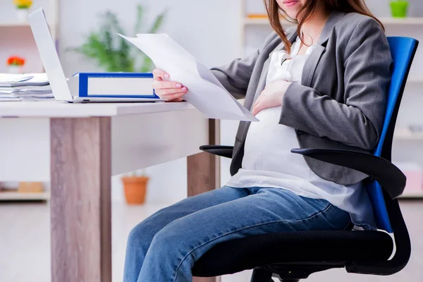 Έγκυος γυναίκα που παλεύει με τον πόνο στο γραφείο — Φωτογραφία Αρχείου