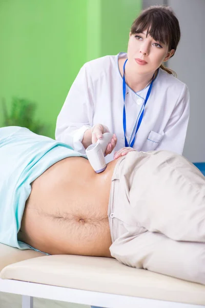 Jovem radiologista visitante para procedimento de ultrassom — Fotografia de Stock