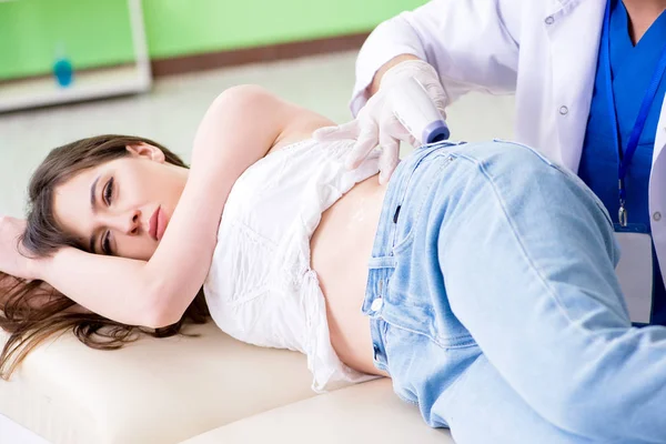 Mujer embarazada visitando radiólogo para ultrasonido —  Fotos de Stock